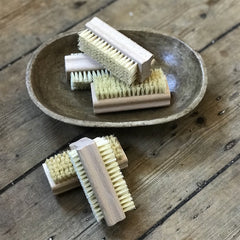 OAK NAIL BRUSH